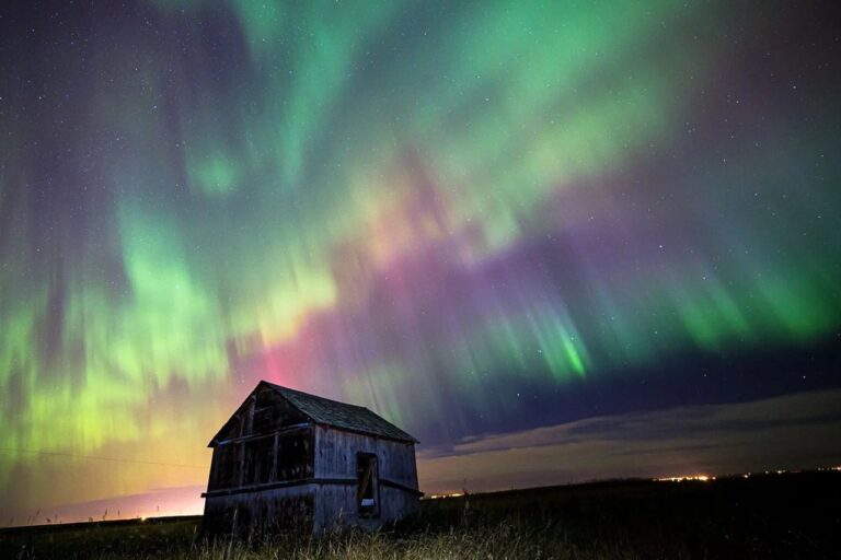 Aurora and Saturn at Opposition: The Sky on October 2–4, 2026